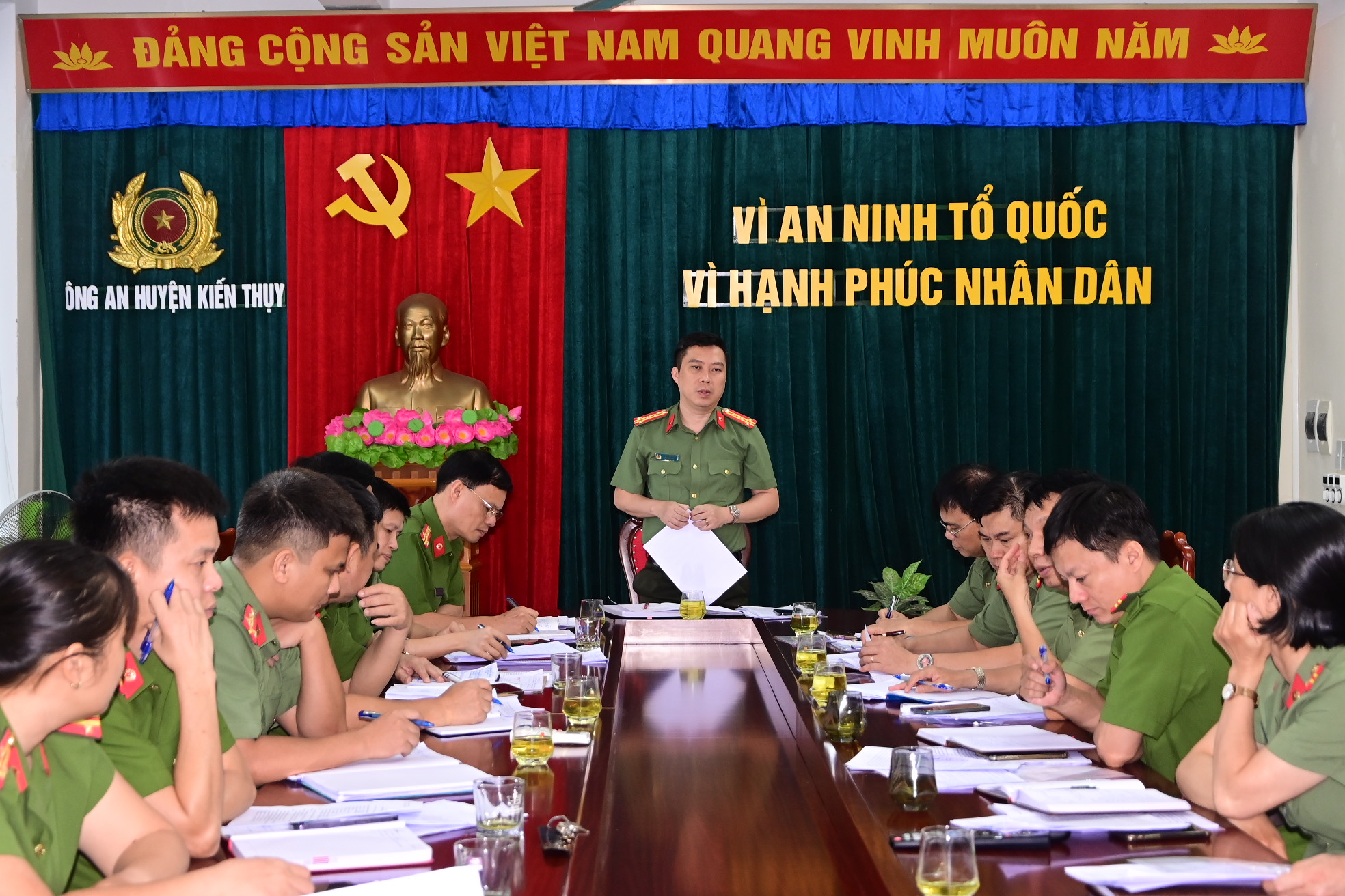 Kiểm tra công tác 6 tháng đầu năm lại Công an quận Dương Kinh và Công an huyện Kiến Thụy